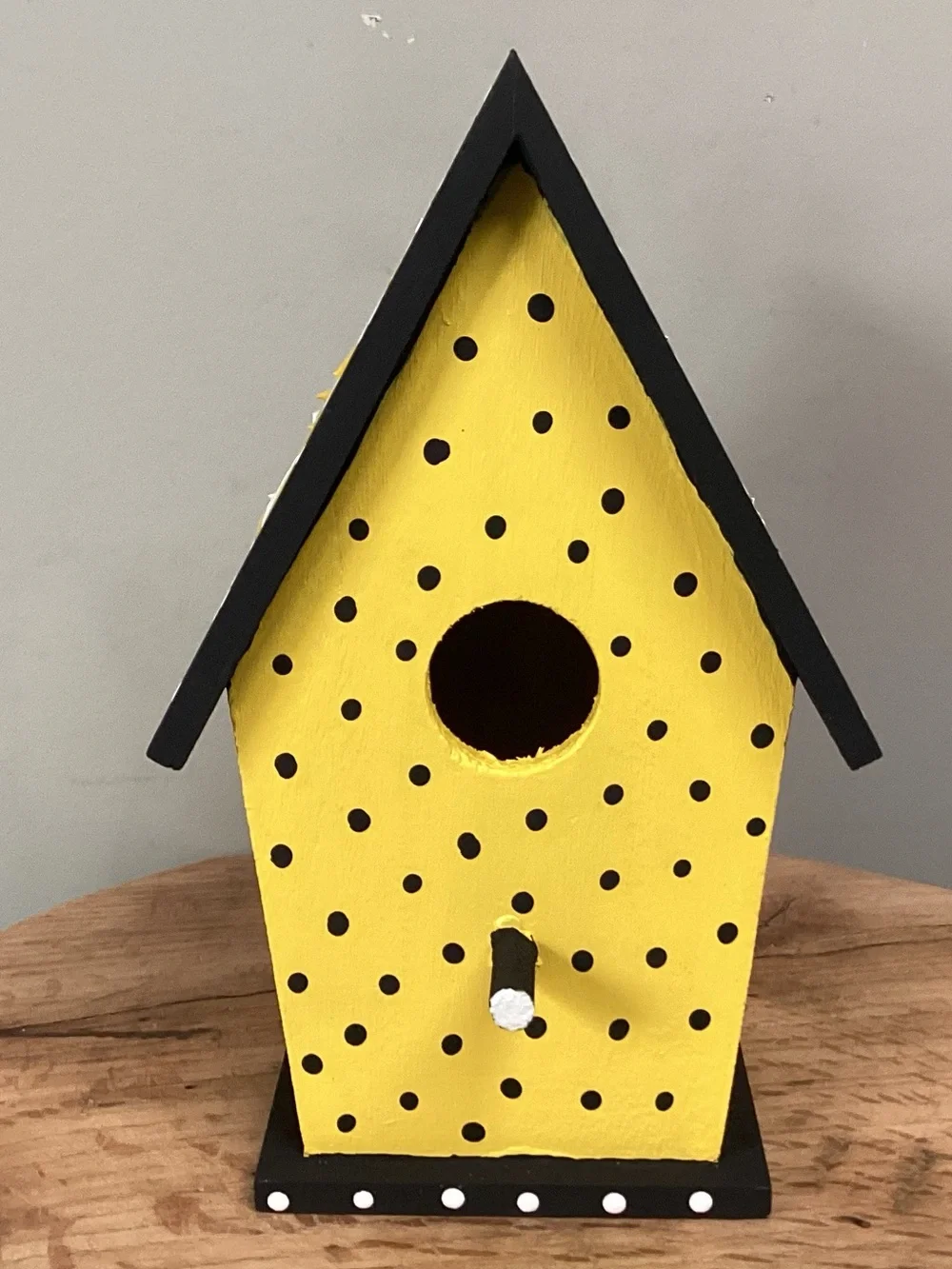 🟡 Hand Painted / Solid Wood & New - Beautiful Birdhouse with Floral Design